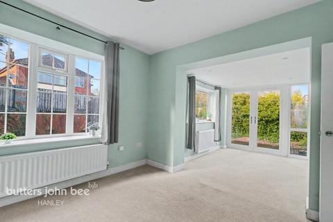 2 bed property, in Brook House Lane Stoke-On-Trent ST2 8NE, £180,000