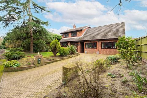 4 bed property, in Hall Road, £425,000