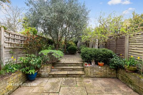 3 bed property, in Trevelyan Road, £800,000