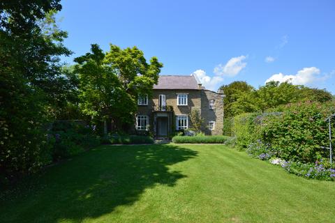 4 bed property, in Byecroft, £825,000