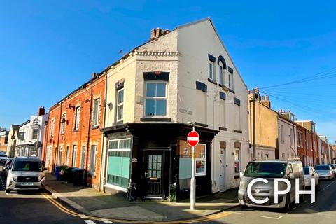3 bed property, in Hoxton Road, £160,000