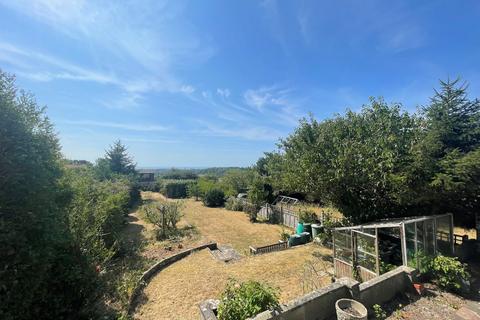 3 bed property, in Crescent Drive South, £475,000