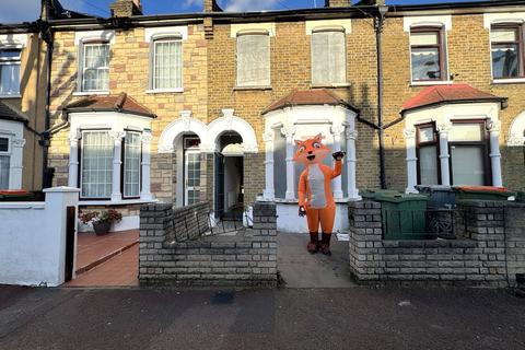 3 bed property, in Compton Avenue, £450,000