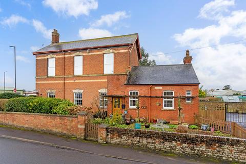 4 bed property, in School Lane, £500,000