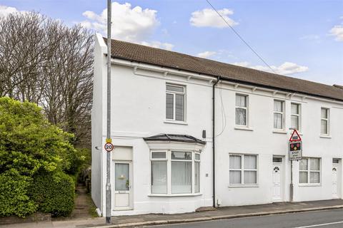 2 bed property, in Victoria Road, £295,000