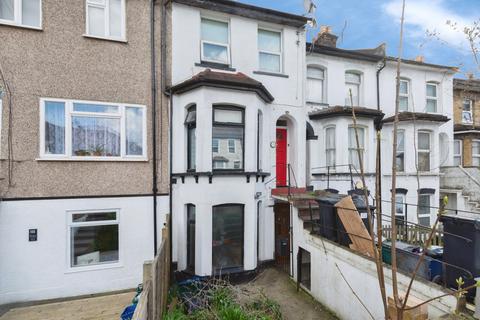 1 bed property, in Oval Road, £190,000