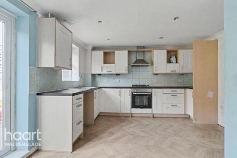 3 bed property, in Downland Walk, £300,000