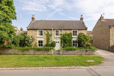 4 bed property, in The Farm, £775,000