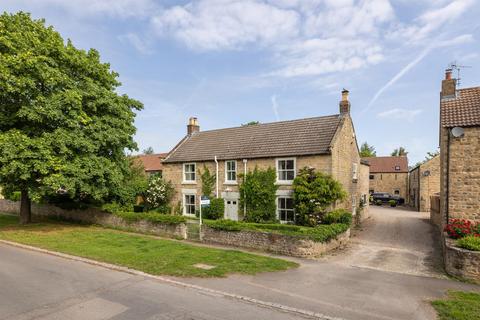 4 bed property, in The Farm, £750,000