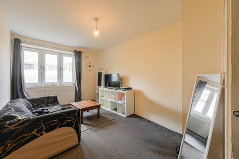 1 bed property, in Maryon Road, £225,000