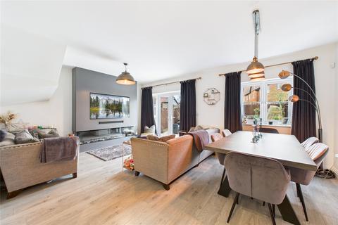 3 bed property, in Hazylwood, £585,000