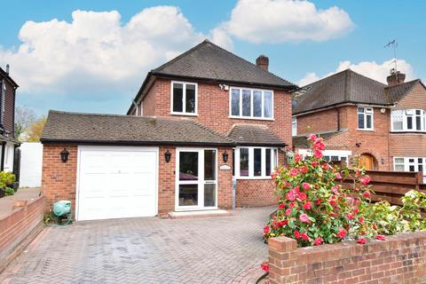 4 bed property, in Woodside Road, £800,000