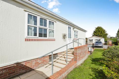 2 bed property, in The Ranch Mobile Home Park, £105,000