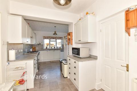5 bed property, in Sweechgate, £550,000