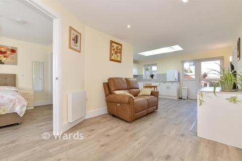 5 bed property, in Sweechgate, £550,000