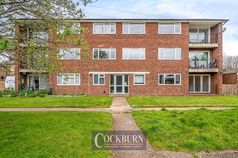 2 bed property, in Brentwood Close, £300,000