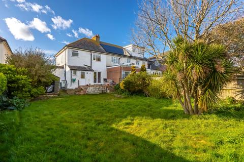 4 bed property, in Broomfield Avenue, £400,000