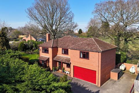 4 bed property, in Brambles, £485,000