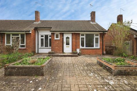 1 bed property, in Winterbourne Lane, £275,000