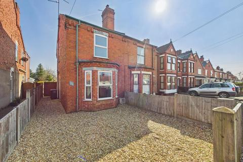 2 bed property, in Hykeham Road, £230,000