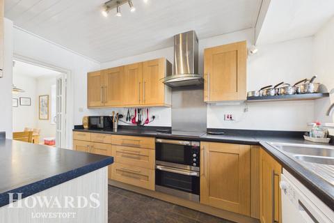 4 bed property, in Orchard Close, £375,000