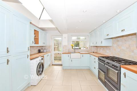 3 bed property, in High Street, £285,000