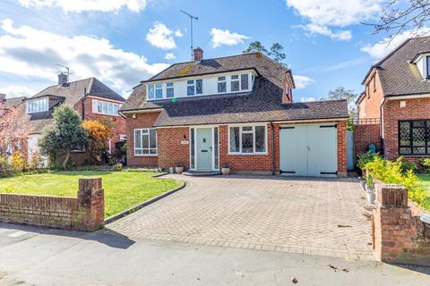 3 bed property, in Pyrford, £850,000