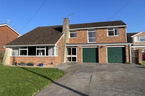 5 bed property, in Riverside Close, £750,000