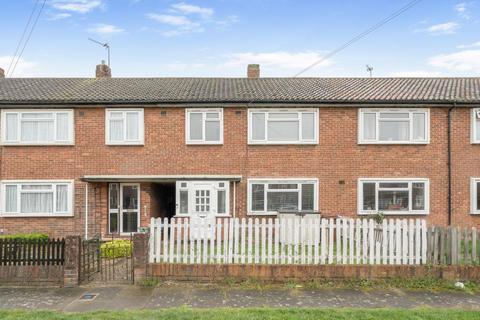 3 bed property, in Fountains Avenue, £450,000