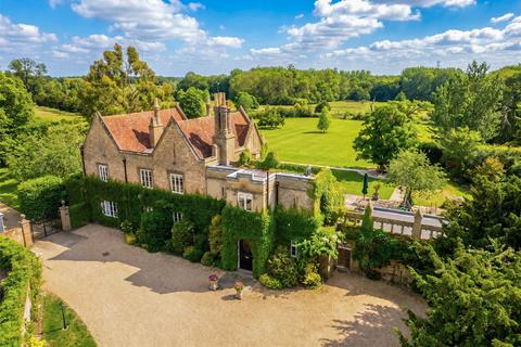 6 bed property, in Hunsdonbury, £4,250,000