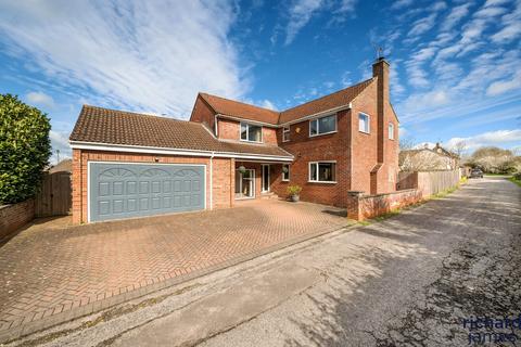 5 bed property, in Stoneover Lane, £650,000