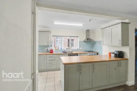 5 bed property, in Tennyson Avenue, £290,000