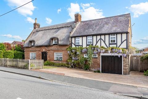 4 bed property, in New Street, £585,000