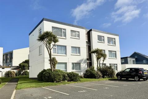 2 bed property, in Watergate Road, £220,000