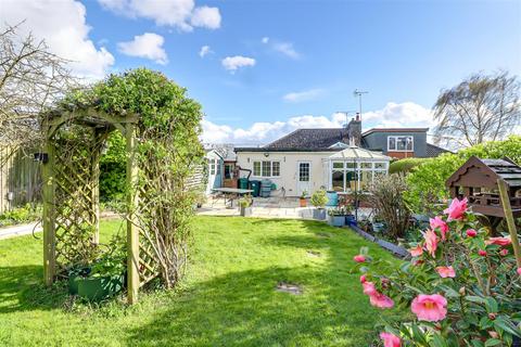 3 bed property, in Fairmead Avenue, £500,000