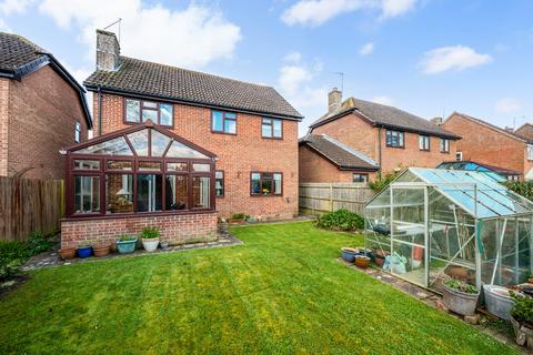 4 bed property, in WALTHAM CHASE - NO CHAIN, £460,000