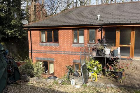 3 bed property, in 42A Fields Park Road, £220,000