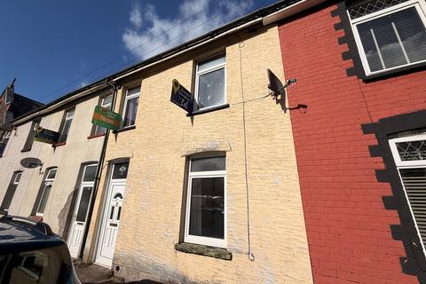 3 bed property, in Cliff Terrace, £120,000