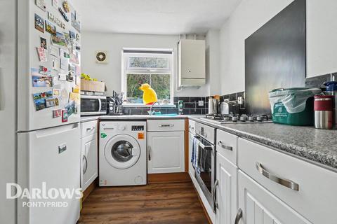 1 bed property, in Cefn Close, £100,000