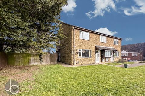 2 bed property, in Montbretia Close, £240,000
