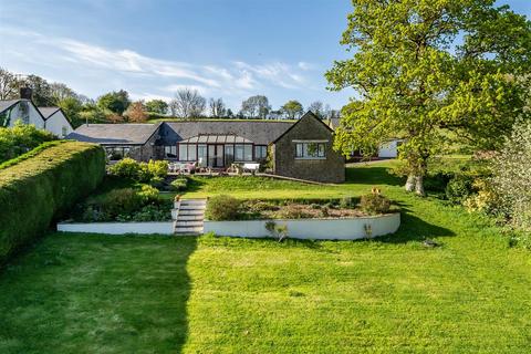 4 bed property, in Bampton, £725,000