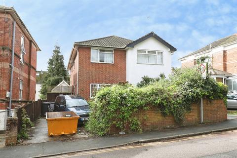 2 bed property, in Southcote Road, £135,000