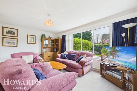 3 bed property, in Beverley Close, £230,000