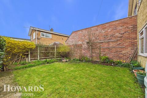 3 bed property, in Beverley Close, £240,000