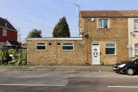 2 bed property, in Montgomery Road, £240,000