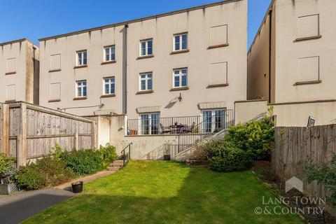 5 bed property, in Dorado Street, £440,000