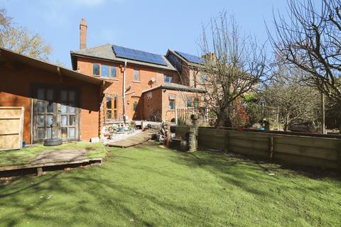 5 bed property, in Keightley Road, £325,000
