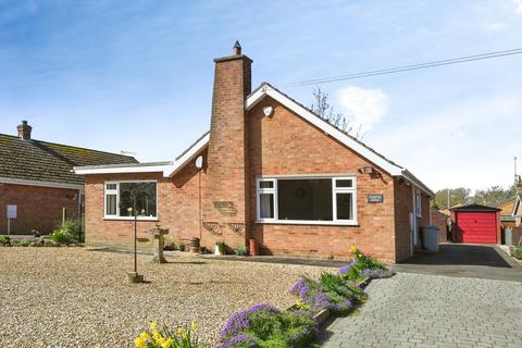 2 bed property, in Low Road, £295,000