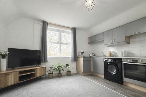 1 bed property, in Shaftesbury Road, £125,000