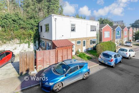 2 bed property, in Upper Luton Road, £170,000